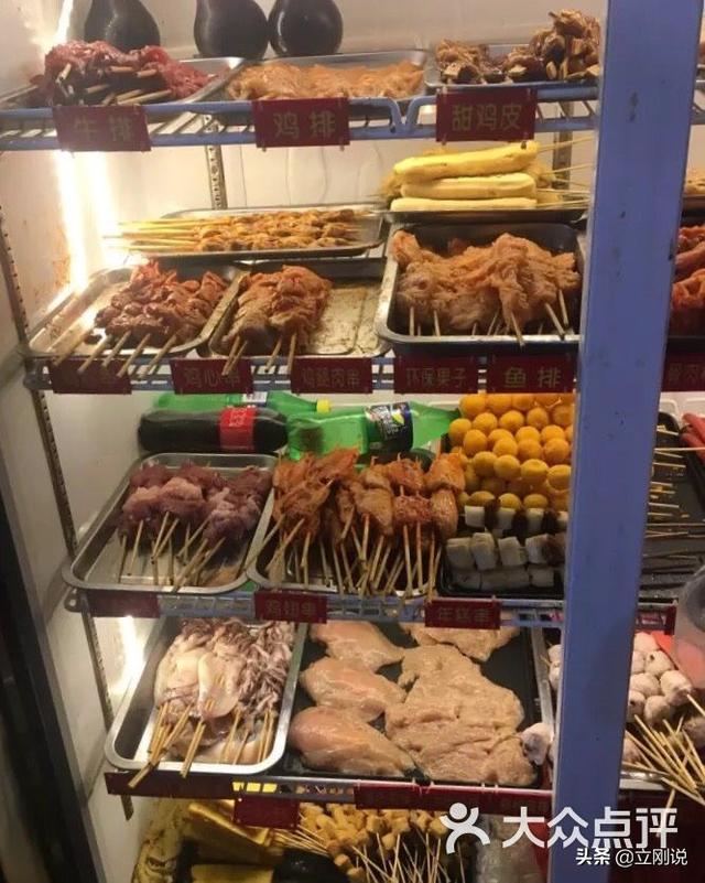 2万能开一间炸串店创业吗？