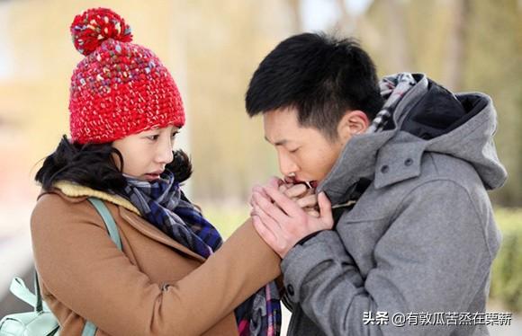 你的女同事跟单位的已婚男同事很暧昧怎么办？