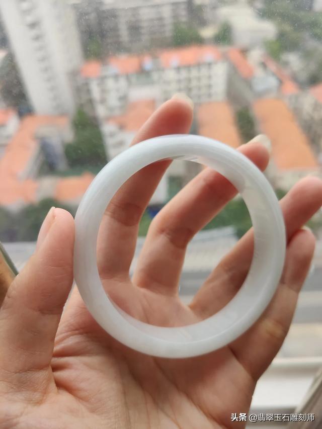 精品玉镯价格及图片大全,想买个玉镯，预算1W左右，推荐啥品牌呢？