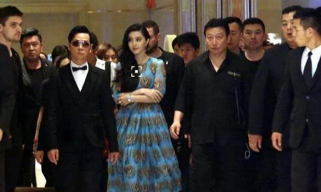 冯巩儿子:冯巩背孙子等公交，被网友认为很接地气，你怎么看明星出行方式？