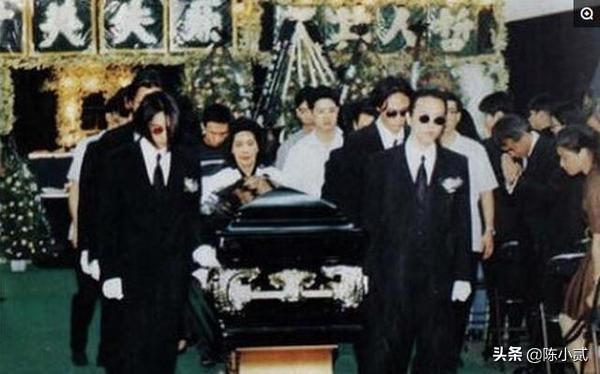 扶灵人什么意思:黄家驹当年的扶灵人有哪些？