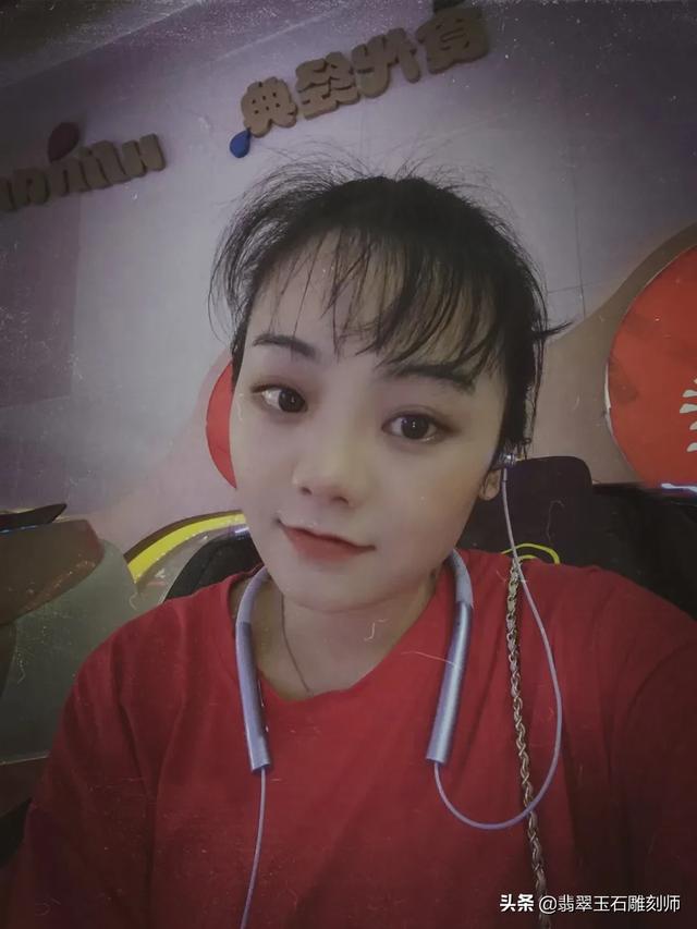 帝王绿手镯一对七亿,看看这三个手镯的品相和价格？