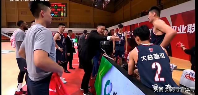 广东赢青岛，比赛暂停过程中，杜锋为什么对徐杰破口大骂呢？