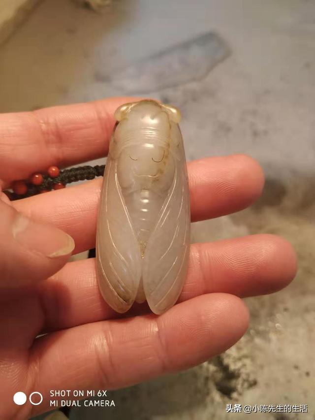 岫玉和翡翠哪个对身体好,为什么有些岫岩玉和玉髓比翡翠便宜、廉价？