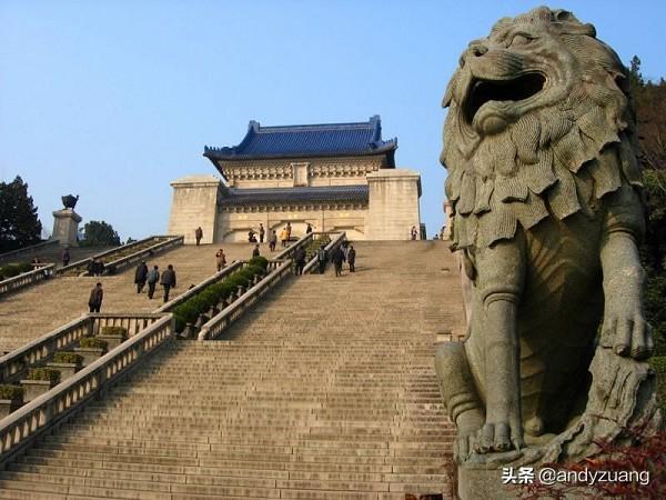 南京中山陵是为了纪念孙中山先生而修建的（南京中山陵孙中山铜像）