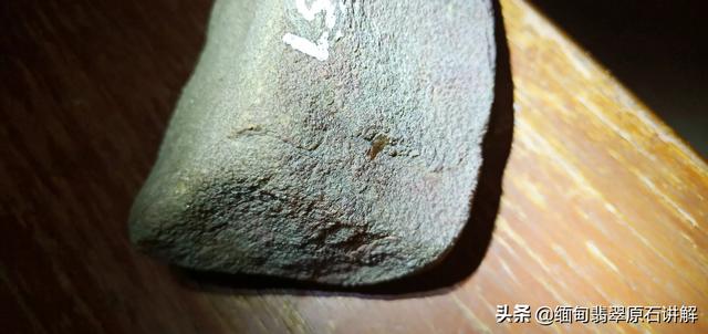 手电筒翡翠鉴别最直接方法,照玉石手电筒如何鉴定是否玉石？