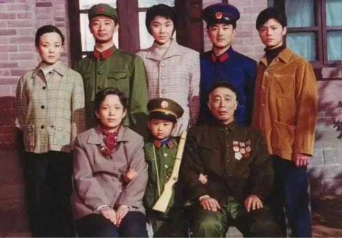 于正为什么被打:为什么于正、郭敬明之流的名利双收，很多著名编剧却默默无闻？