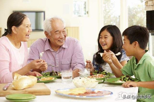 湖南一中学校长吃学生剩饭是怎么回事，家里的父母老是吃冰箱里的剩饭剩菜，我应该怎么劝阻