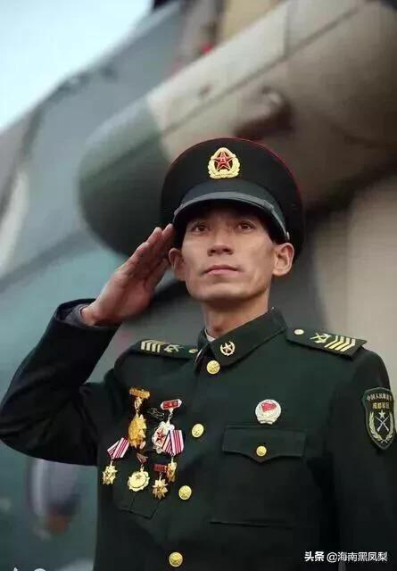 大专毕业,当两年义务兵,留队转士官合算吗？