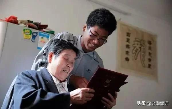 21年前上海阿婆捡到了一个黑人男孩，如今怎样？