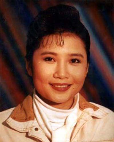 演员李娜:李娜：风靡歌坛十年，从歌坛天后跌落到出家为尼，她到底得罪了谁