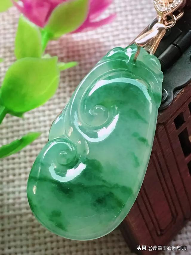 为什么卖毛货翡翠还免费抛光,朋友手里买的翡翠还没抛光，值钱吗？