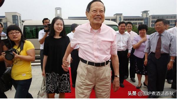翁帆有没有工作？毕竟是博士生,只伺候老头可惜读的书了？