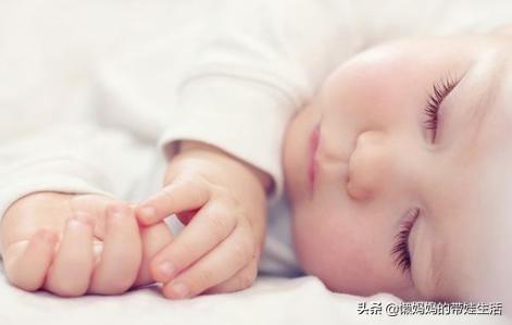 宝宝睡觉不踏实怎么办：婴儿睡觉不踏实容易醒