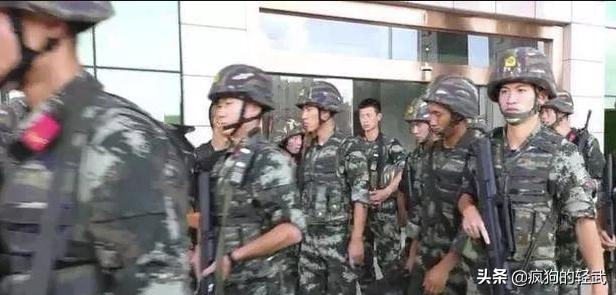 除暴原型:电影中警察利用冲锋枪和手枪对抗手持突击步枪的坏人，这真实吗？