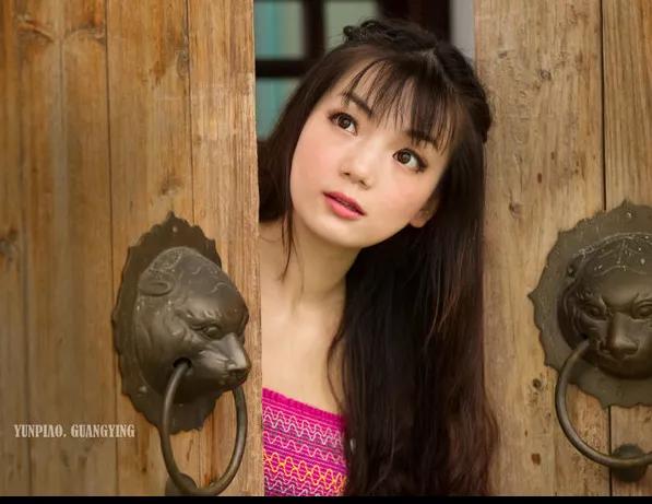 人家半掩门:住我对门的女生天天都半开着门，想去提醒怕她误会，我该怎么办？