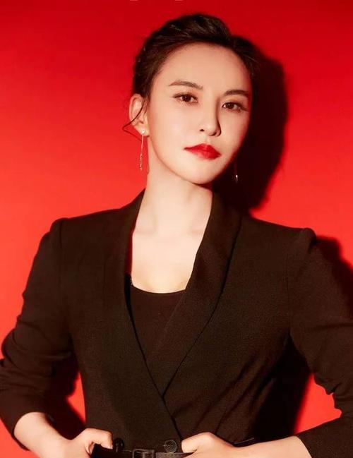 男人帮女演员:女明星刚坐下, 衣扣不慎崩开, 为何习惯伸手帮忙的是男助理