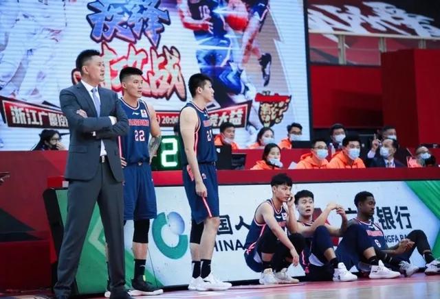 上海萨摩耶俱乐部:广东队3个坏消息，威姆斯和马尚要2选1，易建联伤退怎么破？