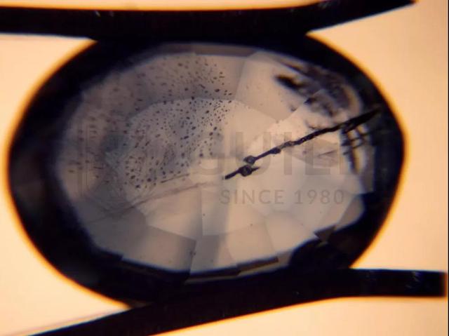 如何判断石头是不是玉石,怎样辨别一块石头是不是玉？需要详细回答？