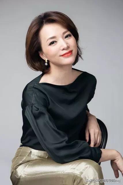 董卿的老公是谁知乎:为妻为母的董卿：台上风光无限，台下为何还会被婆媳关系困扰？