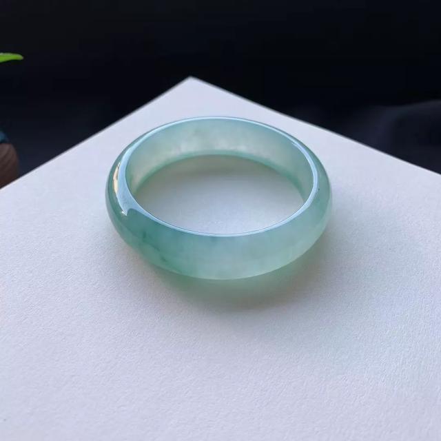 10万左右的翡翠手镯图片,这样的手镯大概值多少钱？