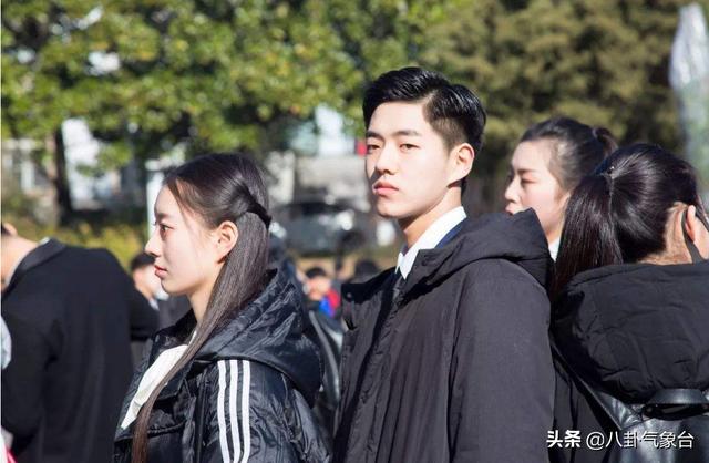 陈丹婷杨幂对比照:杨幂的脖子怎么那么奇怪，歪歪扭扭的，你们发现了吗？