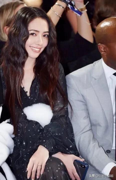 郭碧婷身高:郭碧婷出席巴黎时装周，穿的黑色半透轻薄透纱长裙是什么风格？