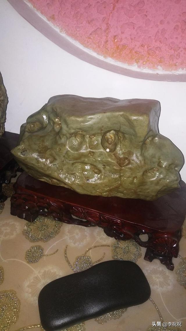 透明石头值钱吗,原石表皮长满透光沙粒的石头值钱吗？