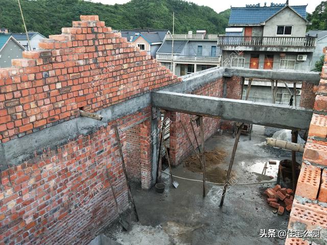 自建房屋顶用混泥土现浇好，还是用木结构屋顶好？很着急希望业内专家给个建议？