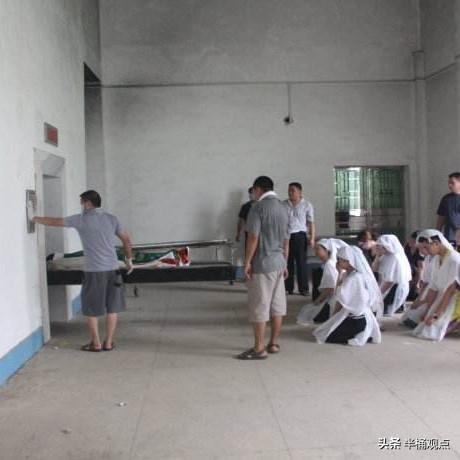 人死了知道自己火化吗,殡仪馆可以让家属观看火化过程吗？