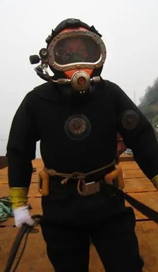 工地打桩灵异事件:为什么打桩机钻头掉了非要派“水鬼”捞上来？