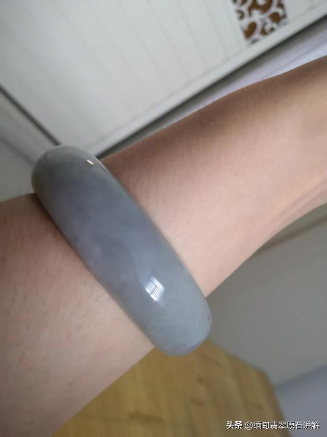 翡翠玉镯几年后对比,戴了三年的玉镯，大家觉得怎么样？