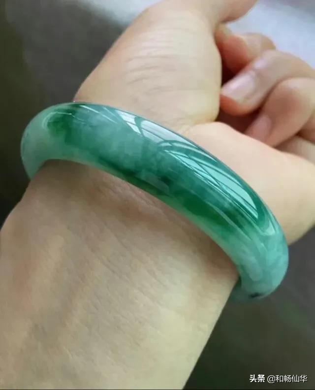 体寒的人戴翡翠好还是玉好,女性戴和田玉好还是翡翠好？