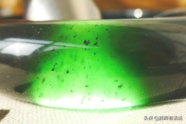 假玉手镯是什么材料做的,教你认识几种假和田玉手镯？