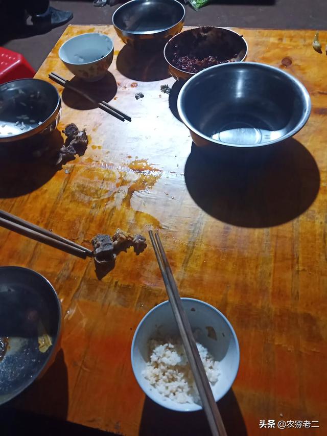 腊月在农村办喜酒,有宾客只顾吃肉而不喝酒,走时却把酒水带走了,难道不怕被人说吗？