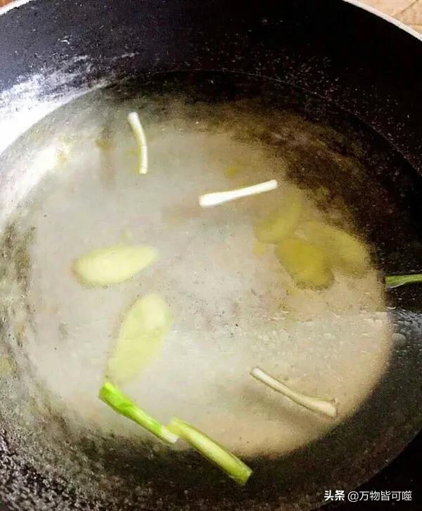 鲫鱼汤怎么做才白，做鲫鱼汤怎样才能把汤煮得白白的？