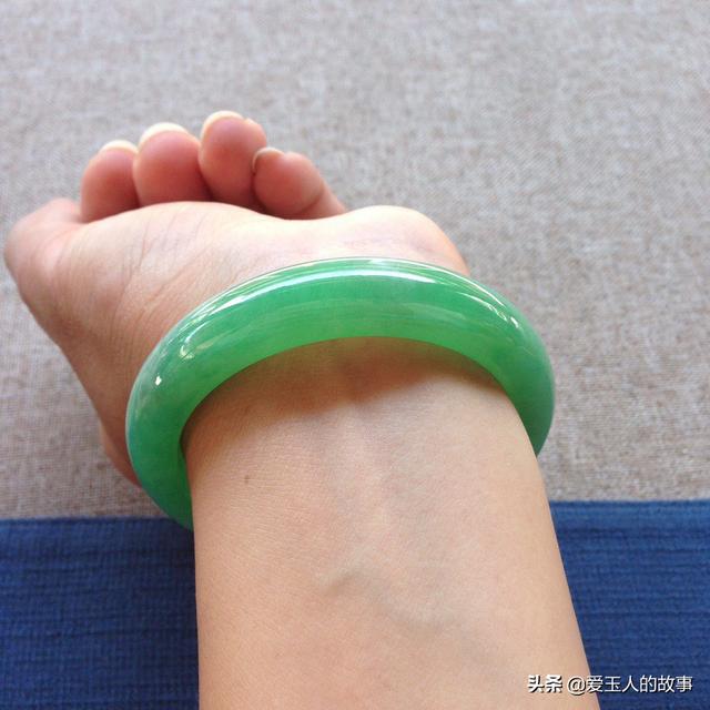 怎么判断翡翠玉已经戴活了,怎样看翡翠手镯带着是否合适？