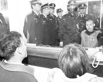 国庆晚会上亲吻的老夫妻:死刑犯临刑前会见近亲属时要亲吻自己的老婆，可以吗
