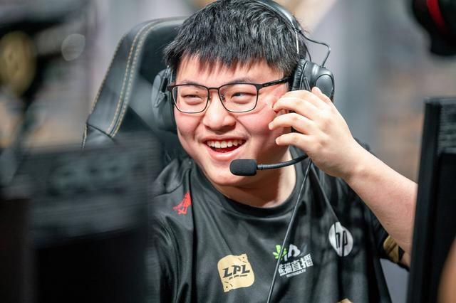 英雄联盟：Uzi接班人走A怪琪琪年少“秃头”,面对压力他还有机会打出来吗？