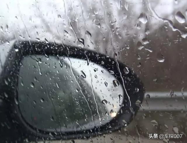 后视镜不沾雨水的方法,下雨天开车后视镜糊了怎么办？