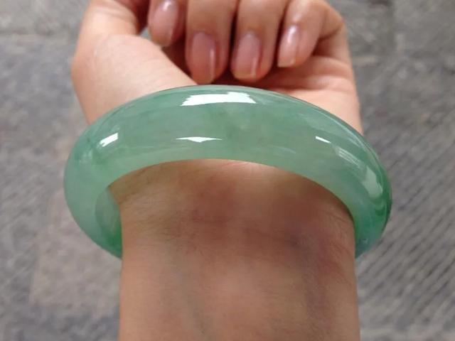 女人戴翡翠手镯的意义,佩戴翡翠的常识有哪些，象征意义是什么？