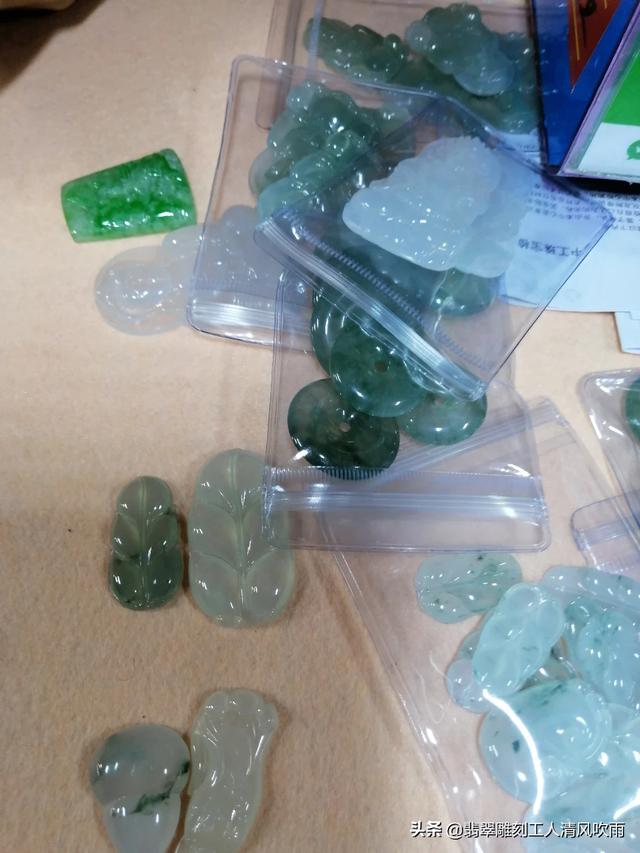 40岁的女人适合什么玉镯,40岁女士首饰适合黄金还是彩金？