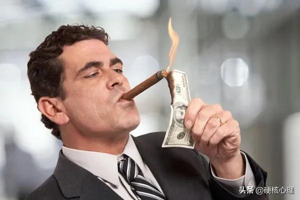 穷人装富人有什么表现？