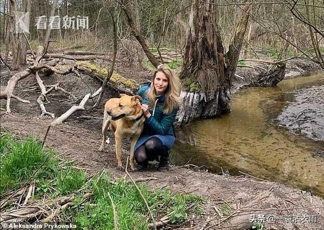 疯狂90后少女半裸人奶喂狗:养狗有哪些禁忌？哪些食物是不可以喂狗的？