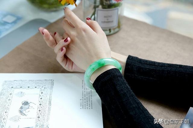 什么样的人戴玉最好,带一块玉在身上真的会对身体有好处吗？