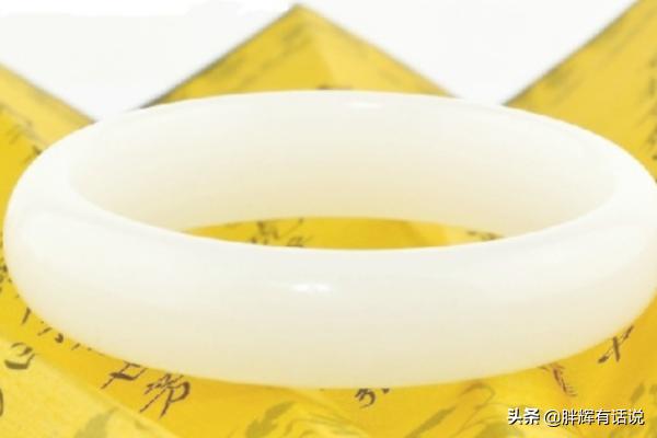 假玉手镯是什么材料做的,教你认识几种假和田玉手镯？
