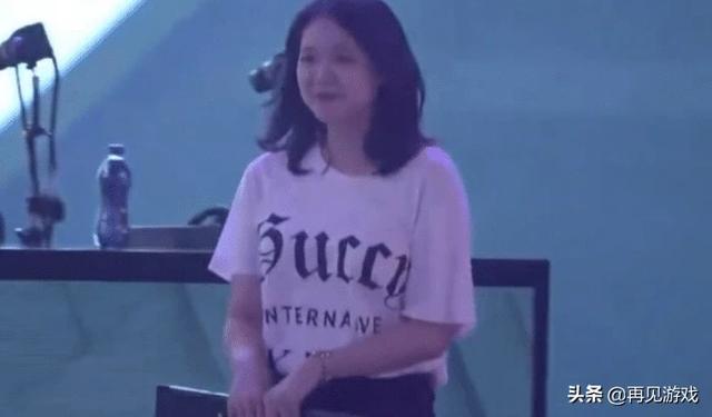 RNG粉丝握手会再出事故,“新人Zrr看呆,女粉秀腿不说还能给人晃晕了”,你觉得如何？
