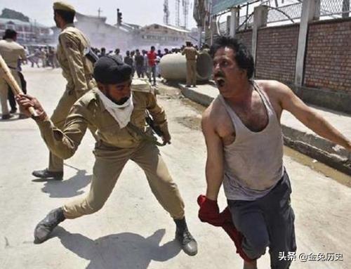 印度警察执法为什么是拿棍子打屁股？