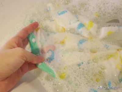 如何用小苏打洗白衣服,如何利用小苏打清洗白色衣服？