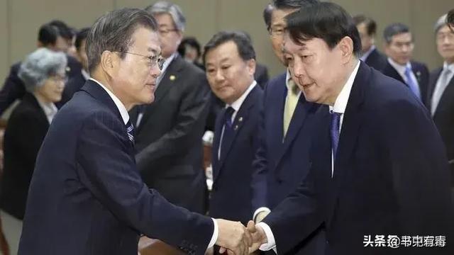 崔东锡:同样是高管辞职，文在寅对待尹锡悦和崔在亨的态度为何两重天？
